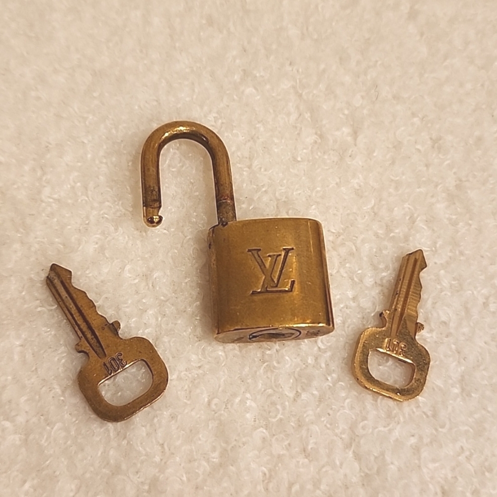 Louis Vuitton Lock & Key - Picture 3 of 3